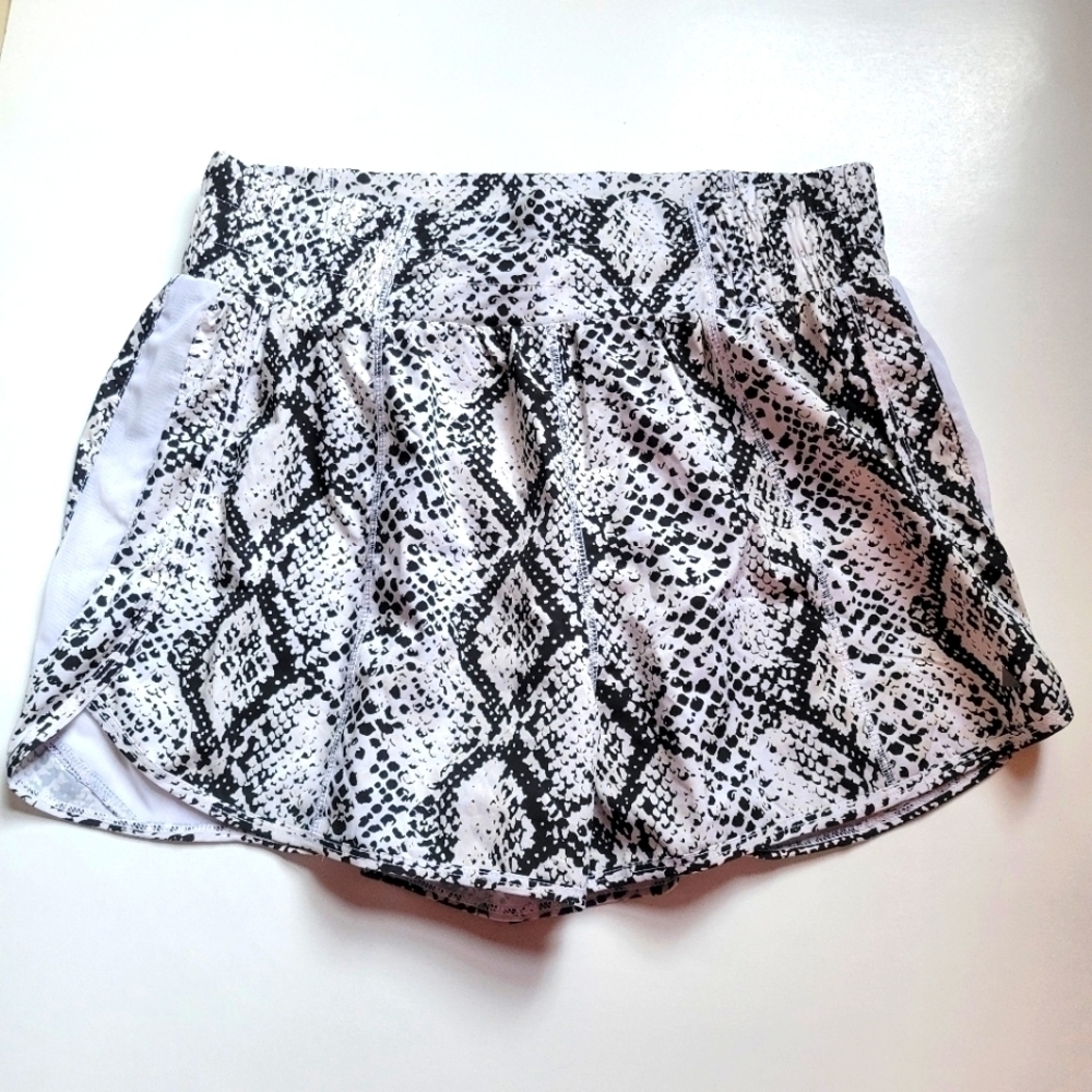 Balance athletica Vitality Breeze shorts size medium.